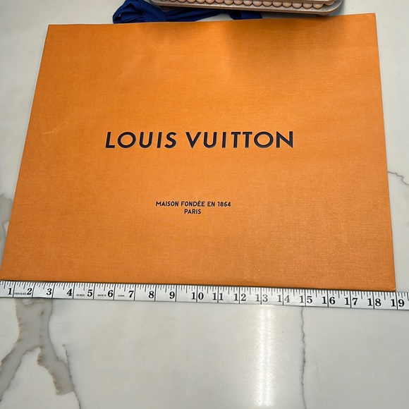 Louis Vuitton bag - Picture 1 of 3